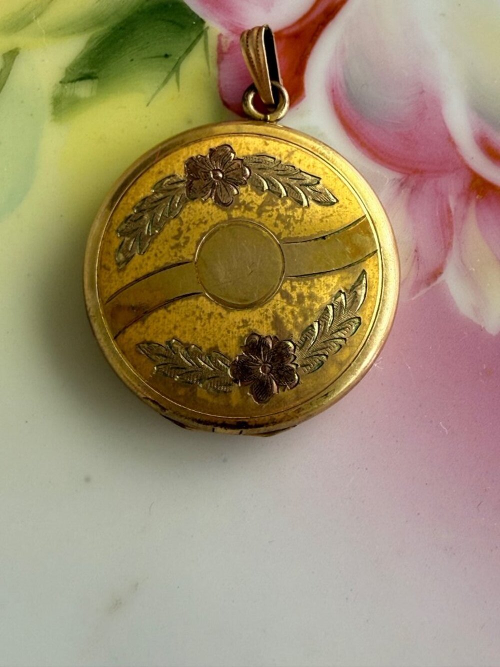 Antique 1920s Round Gold Filled Etched Floral Locket 1 1/8" - Picture 9 of 12